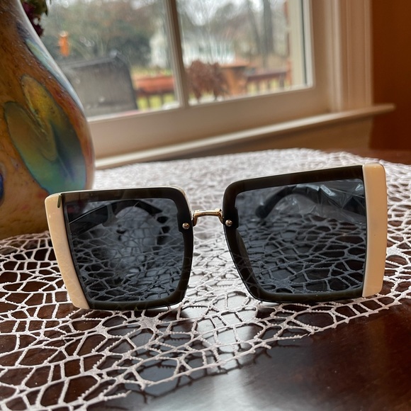 Anthropologie NWT Eyeking square color block sunglasses. Sold out @anthro. - Picture 5 of 9